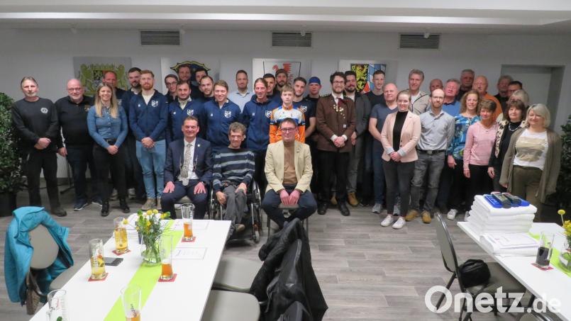 Zahlreiche Sportlerinnen und Sportler erhalten von der Gemeinde Urkunden. Bild: adj