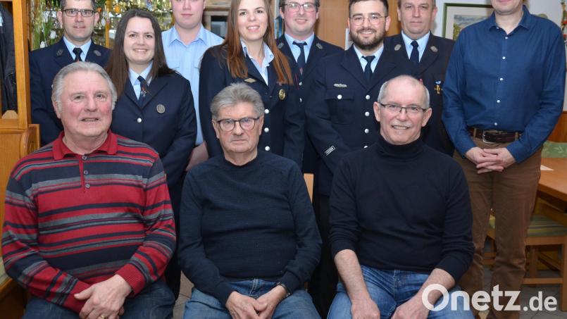 60 Jahre sind Rudolf Kunze und Alfred Kowal (sitzend, von links) Mitglied der Altenstadter Feuerwehr. Gerhard Pohl (sitzend, rechts) gehört seit 40 Jahren dazu. Vorsitzender Florian Lukas (hintere Reihe, Dritter von rechts) und Kommandant Klaus Rupprecht (Zweiter von rechts) nahmen Beförderungen und Ehrungen vor. Zweiter Bürgermeister Uli Münchmeier (rechts) lobte die Landwirte, die bei den Flächenbränden mustergültig unterstützten. Bild: dob