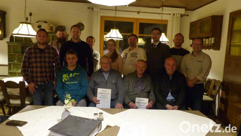 Gerhard List (vorn.e rechts) bleibt CSU Ortsvorsitzender in Kohlberg Bild: hme
