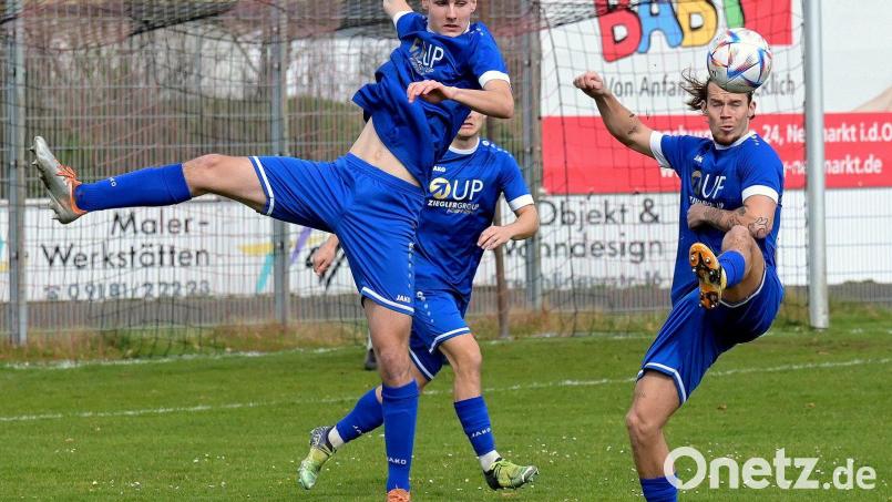 Für die SpVgg SV Weiden hat sich die Fahrt zum Derby nach Neumarkt nicht gelohnt: Die Schwarz-Blauen kassierten nicht nur eine 0:2-Niederlage, sondern mussten auch eine schwere Verletzung von David Bezdicka (rechts) und eine Rote Karte gegen Lukas Bauer (links) hinnehmen. Bild: Werner Franken