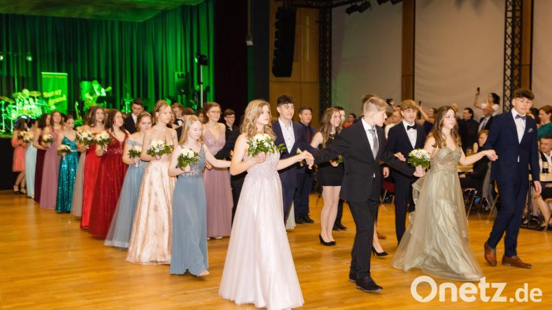 Abschlussball feierten 54 Schüler der Mittelschulen Tirschenreuth und Mitterteich kürzlich im Kettelerhaus in Tirschenreuth. Bild: Fotostudio Hummer/exb