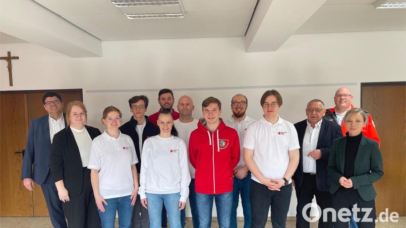 BRK-Kreisgeschäftsführer Holger Schedl, Dozentin Melissa Wagner, Julia Kaiser, Lukas Gallasch, Christina Lehner, Benjamin Sertl, Andreas Wolf, Florian Müller, Karsten Friedrich, Karl Zahner, BRK-Ausbildungsleiter Richard Wagner, BRK-Kreisbereitschaftsleiter Christian Stahl und Michaela Treml (BRK Servicestelle Ehrenamt) beim Lehrgangsabschluss „Erwachsenengerechte Unterrichtsgestaltung“ des Kreisverbandes Tirschenreuth im BRK (von links). Bild: BRK Kreisverband Tirschenreuth/exb