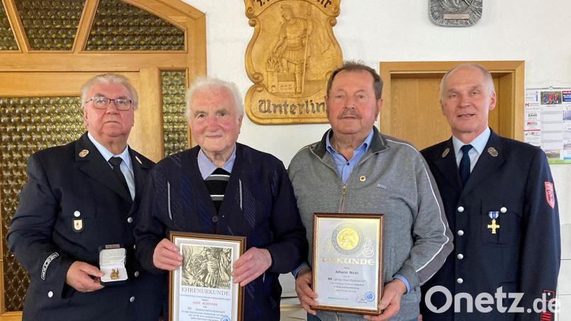 Seltene Ehrungen bei der Feuerwehr Unterlind: Vorsitzender Winfried Prokisch (links) und sein Stellvertreter Walter Ehlich (rechts) dankten Alex Schinner und Johann Nickl (von links) für jahrzehntelange Verbundenheit. Bild: J. Wiche /exb