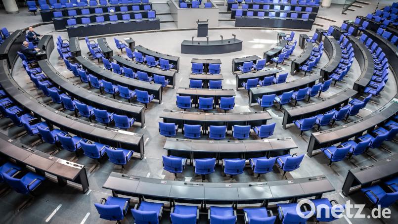 Weniger freie Plätze: Das neue Wahlrecht wird den Bundestag verkleinern. Symbolbild: Michael Kappeler/dpa