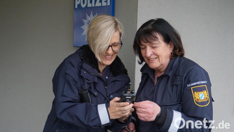 Stefanie Kink (links) und Olga Wölfl (rechts) engagieren sich bei der Sicherheitswacht in Tirschenreuth. Dort sind aktuell sieben Frauen ehrenamtlich tätig. Für das Team sucht die Polizei nach Verstärkung – auch Männer. Bild: jeb