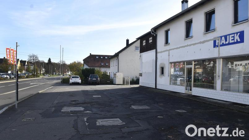 Noch sieht es hier nicht wirklich einladend aus. Doch eine Kommode steht schon im Fenster. Direkt an der Rosenberger Straße gegenüber dem Fröschau-Zentrum gelegen, wird der künftige Kindersecondhand-Shop „Kommödchen“ in dem früheren Autohaus gut erreichbar sein. Bild: Petra Hartl