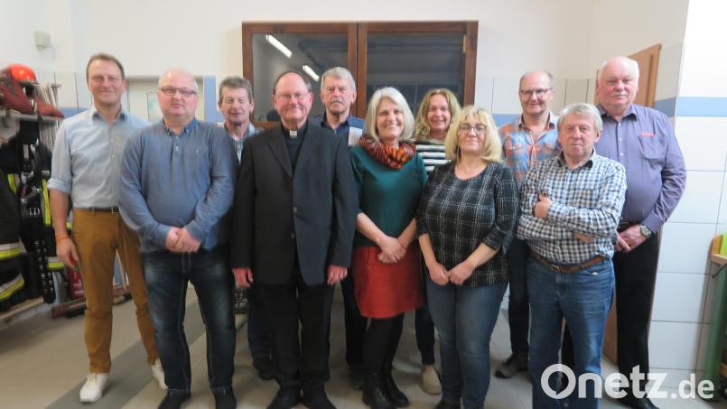 Der neue Vorsitzende Reinhold Meyer (hinten rechts) dankte Präsens Heribert Stretz und allen Mitgliedern des Kapellenvereins, die sich auch in den nächsten vier Jahren für die Erhaltung der Herz-Jesu-Kapelle in Reuth einsetzen wollen: (von links) Herbert Tretter, Jürgen Schreyer, Harald Wachenbrunner, Pfarrer Heribert Stretz, Hans Sieber, Isolde Schraml, Andrea Rauch, Claudia Wachenbrunner, Robert Schraml und Adolf Legath. Bild: jzk