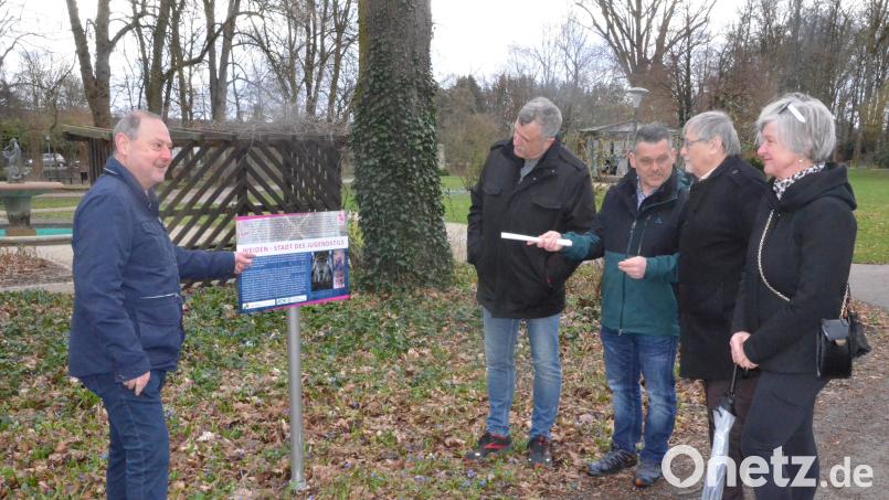 Hermann Stadler (links) eröffnet den Gemeinwohlwanderweg, der im Max-Reger-Park startet. Bild: Kunz