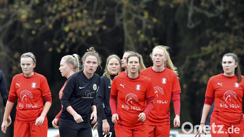 Die Spielerinnen des TSV Theuern (rote Trikots) starteten mit einem Unentschieden beim FC Stern München aus der Winterpause. Archivbild: Hubert Ziegler