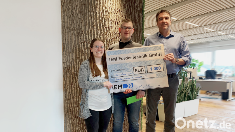 Kassenwartin Anna Kohl und der ehemalige Schriftführer Sebastian Kopp bei der Spendenübergabe durch Ralf Zander, Geschäftsführer der IEM Fördertechnik GmbH (von links). Bild: IEM Fördertechnik/exb