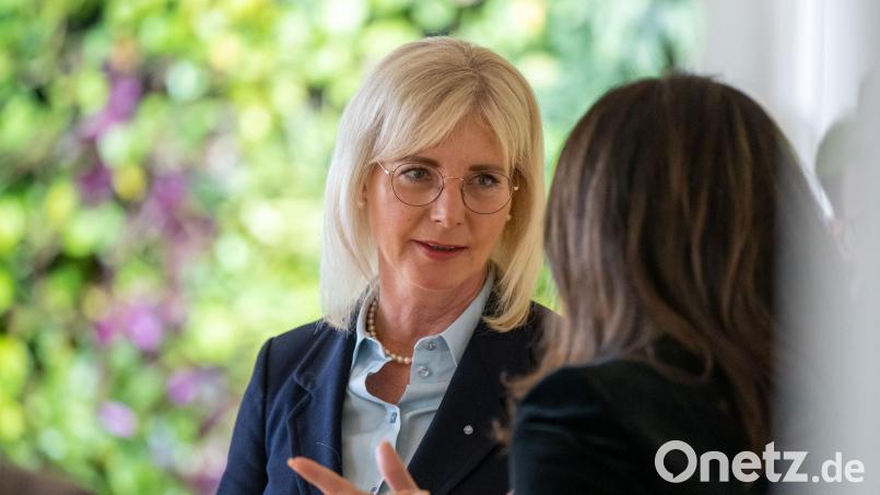Ulrike Scharf (l), (CSU) Staatsministerin für Familie, Arbeit und Soziales, spricht. Bild: Peter Kneffel/dpa