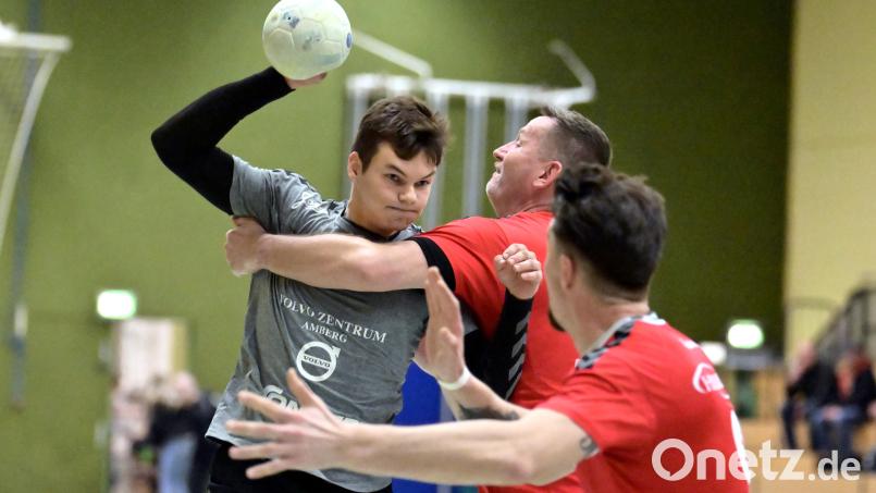 Alexander Franz (links) war mit sechs Treffern bester Schütze der HG Amberg. Archivbild: Hubert Ziegler