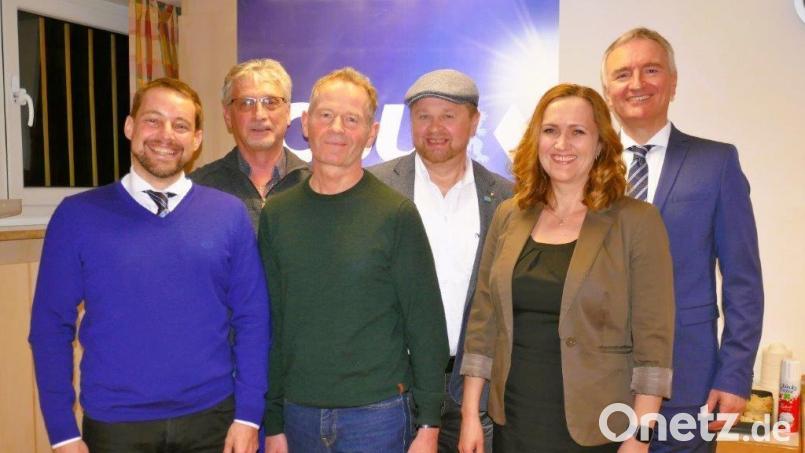 CSU-Fraktionsvorsitzender Matthias Schöberl, Stellvertreter Reinhard Orywol, der scheidende Ortsvorsitzende Michael Schittko, der neue Ortsvorsitzende Dieter Stein, Stellvertreterin Tatjana Herman und Landtagsabgeordneter Harald Schwartz (von links) bei den Wahlen zum Ortsvorstand der CSU Bergsteig/Milchhof. Bild: Dieter Stein/exb