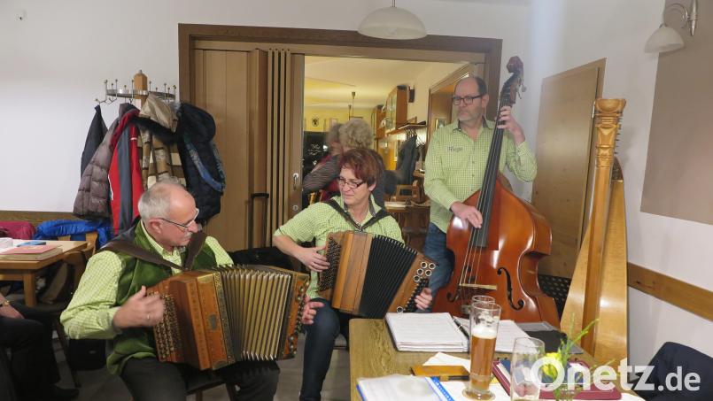 Die „Schwarzbier-Polka“ und andere schöne Musikstücke spielten Hans Fröhlich, Claudia Wittl und Hugo Wittl (von links) von der Wirtshauseck-Musi. Bild: jzk
