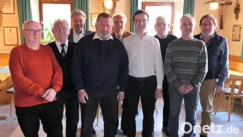 Neuwahlen standen an beim Gesangsverein 1862 Plößberg. Im Bild (von links) Heiner Hopf, Josef Dietl, Bürgermeister Lothar Müller, Vorsitzender Karl Höltl, Roland Pfefferlein, Dirigent Florian Löw, Benno Krottenthaler, Carsten Frank, Robert Sladky. Bild: Robert Sladky/exb