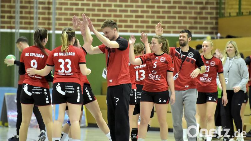 Jubel bei den Handballerinnen des HC Sulzbach. Sie gewannen ihr Heimspiel gegen die HG Zirndorf II klar. Archivbild: Hubert Ziegler
