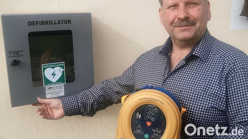 Zwei neue Defibrillatoren wurden in der Gemeinde Brand installiert. Den am Rathaus hält Bürgermeister Bernhard Schindler in der Hand. Bild: ld