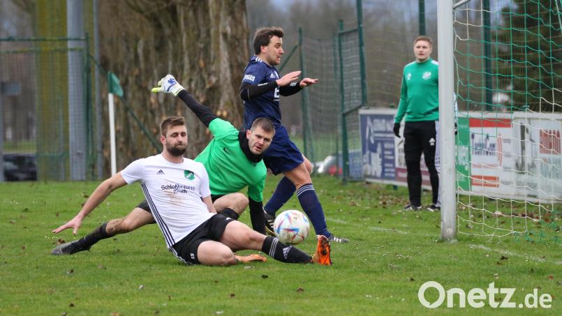 Der TSV Reuth und der SV Kulmain trennten sich am Sonntag 1:1. In dieser Szene hat der Kulmainer Nicolas Pusiak (blaues Trikot) gegen Torwart Lukas Koellner und David Kreinhöfner das Nachsehen. Bild: Dieter Jäschke