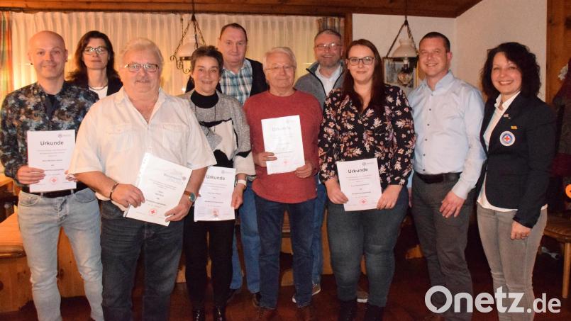 Ehrungen bei der Wasserwacht Königstein: (von links) Michael Lederer, Sandra Keil, Karl Stöhr, Irene und Jürgen Renner, Manfred Maier, Hans Martin Grötsch, Viktoria Scheibeck, Bürgermeister Jörk Kaduk und Vorsitzende Tanja Knahn. Bild: wku
