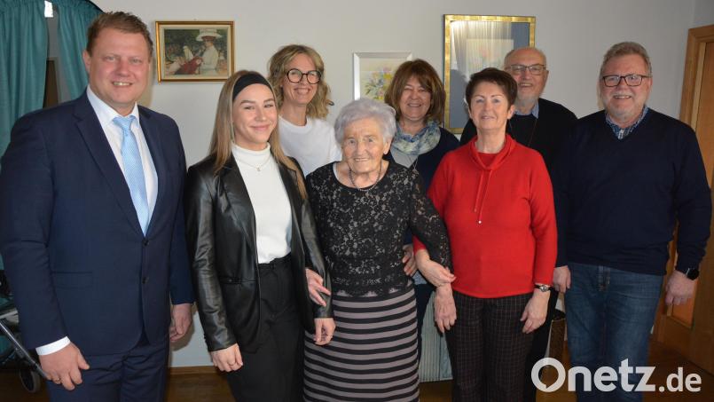 Ihren 95. Geburtstag feierte am Dienstag Anna Krämer (Mitte). Es gratulierten unter anderem Enkelin Hanna (Zweite von links), die Töchter Christiane (Dritte von links), Maria (Dritte von rechts) und Ursula sowie Gerhard Greim (rechts), Stadtpfarrer Anton Witt (Zweiter von rechts) und Bürgermeister Stefan Grillmeier. Bild: jr