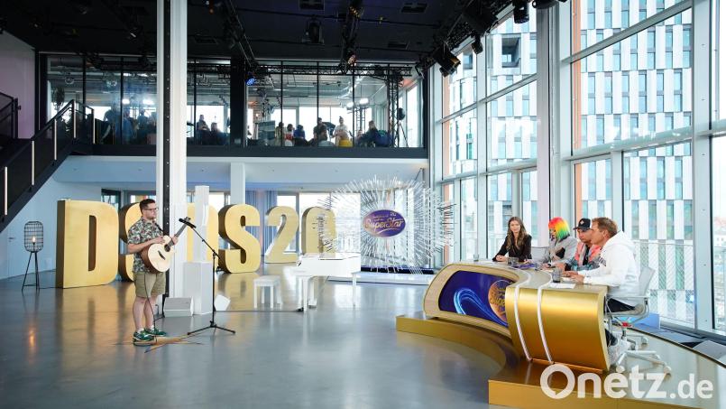Felix Gleixner aus Amberg versucht die Jury mit (von links) Leony, Katja Krasavice, Pietro Lombardi und Dieter Bohlen von sich zu überzeugen und schafft es auch. Bild: RTL / Stefan Gregorowius