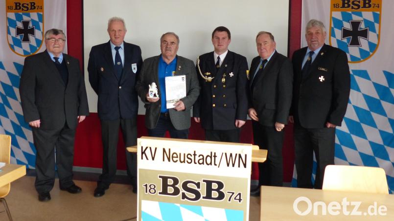 Josef Argauer (Zweiter von links) und Engelhardt Eckart (Dritter von links) erhielten den Bayerischen Löwen des BSB, Peter Heinrich (Dritter von rechts) wurde das Verdienstkreuz II. Klasse verliehen, Kreisvorsitzender Heinrich Scheidler (links), Bezirksvorsitzender Horst Embacher (Zweiter von rechts) und stelllvertretender Kreis- und Bezirksvorsitzender Alfons Betzl gratulierten. Bild: hme