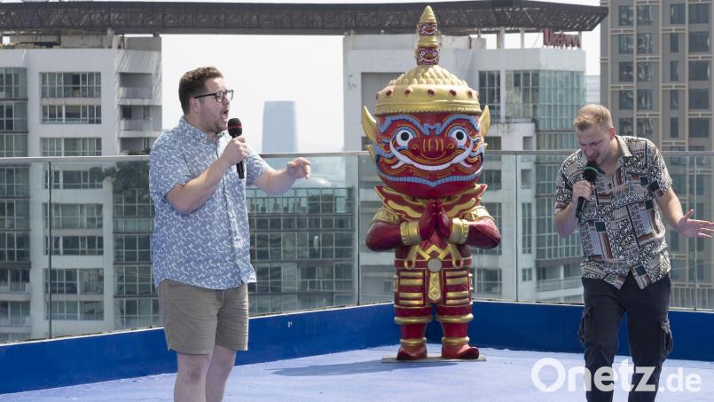 Von den Dächern Bangoks geht es für Felix Gleixner (l.) nach seinem Erfolg weiter auf die Insel Phuket. Bild:  Markus Hertrich/RTL