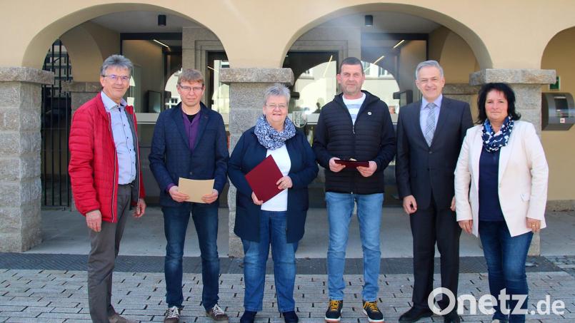 Am Landratsamt Tirschenreuth gab es kürzlich eine kleine Feierstunde: (von links) Personalchef Walter Brucker, die Jubilare Michael Sturm, Anette Monreal und Peter Schrems, Landrat Roland Grillmeier sowie Personalratsvorsitzende Ramona Wiesent. Bild: Fabian Polster/Landratsamt Tirschenreuth/exb