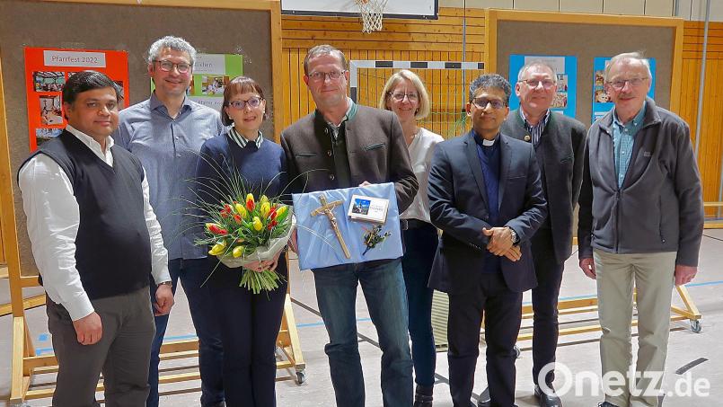 Pfarrgemeinderatssprecher Uwe Heider und Stellvertreterin Alexandra Kaßeckert (Zweiter und Fünfte von links) verabschiedeten Pfarrgemeinderatsmitglied Christian Mitterbauer und seine Frau Julia (Vierter und Dritte von links) und dankten Pater Martin (links) und Pfarrer Joseph (Dritter von rechts) für ihre Arbeit. Mit im Bild (von rechts) Kirchenpfleger Wolfgang Mühlbauer und Bürgermeister Oskar Schuster. Bild: bsc