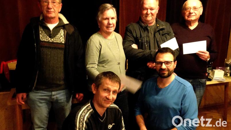 Die Gewinner des Preisschafkopfs (von links): Michael Meier, Heidi Strobl, Thomas Michl, Günther Neumann. Vorne Rudi Straka und Vorsitzender Markus Pschierer. Bild: R. Kreuzer