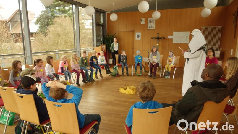 Begeistert fiebern die 20 Buben und Mädchen beim Kinderbibeltag in Störnstein mit. Auch Pfarrvikar Dr. Paul Ezenwa (vorne, rechts) macht mit. Bild: mas