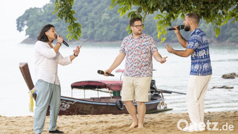 Felix Gleixner (Mitte) performt mit seinen Mitstreitern Isa Berisha und Sidan Yilmaz (von links) am Strand von Coconut Island, dem zweiten Set des Recalls in Thailand, den Song Shape Of You. Bild: RTL / Markus Hertrich