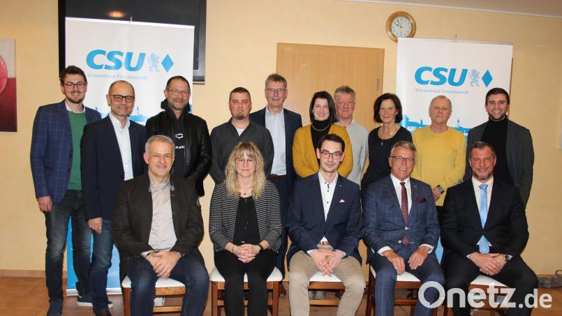 Mit einem neuen Vorsitzenden startet der CSU-Ortsverband Tirschenreuth in die nächsten Jahre. Im Bild (sitzend, von links) Landrat Roland Grillmeier, Kerstin Burkhard, der neue Ortsvorsitzende Sebastian Wiedemann und seine Stellvertreter Franz Stahl und Huberth Rosner sowie (stehend, von links) Maximilian Mehler, Alfred Scheidler, Harald Siegert, Thomas Bauer, Franz Häring, Irina Weiß, Vinzenz Rahn, Doris Schön, Hans Prucker und Geschäftsführer Johannes Klinger. Bild: heb