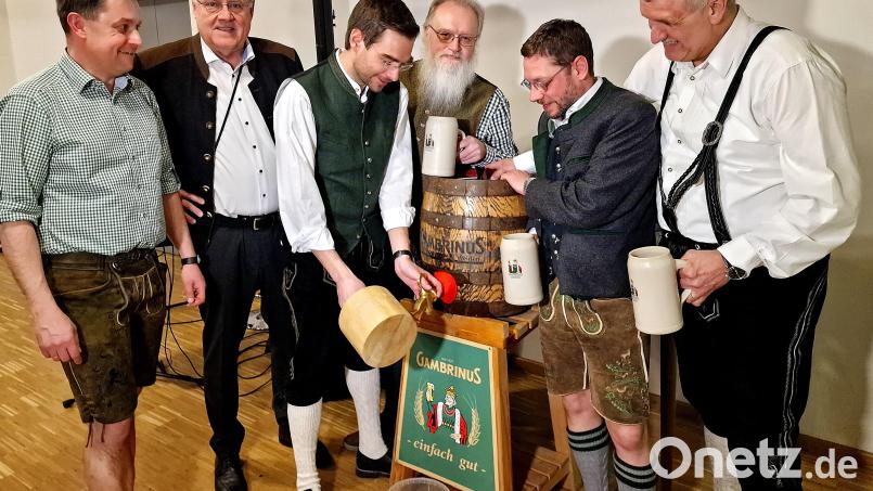 Vier Schläge braucht Stephan Oetzinger mit dem Schlegel, dann fließt das Starkbier. Bild: R. Kreuzer