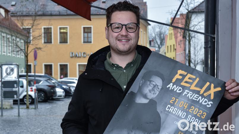 Felix Gleixner gibt am Freitag, 21. April, ein Konzert im Amberger Casino-Saal. Die Plakate dafür klebt er selbst. Bild: Stephan Huber
