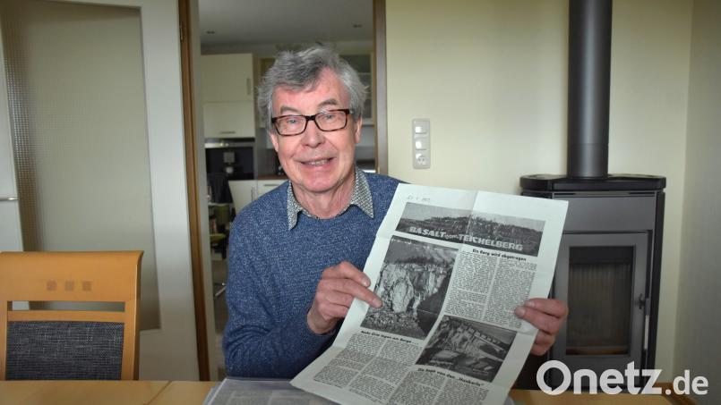 Josef Siller zeigt lachend den Artikel aus dem &quot;Neuen Tag&quot; über den Teichelberg, der am Tag seiner Geburt am 23. März 1952 erschienen ist. Bild: ubb