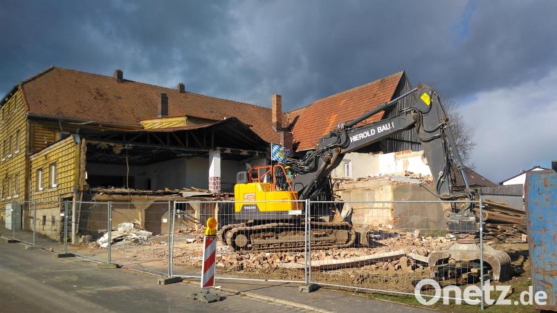 Erste Abbrucharbeiten haben nach langer Planungs- und Wartezeit in Premenreuth begonnen. Bild: fks