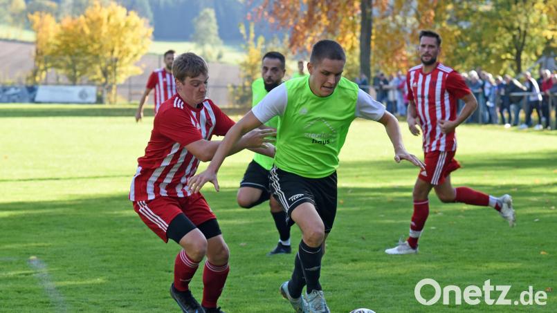 Nicolai Wagner von Spitzenreiter TSV Bärnau (grünes Trikot, Szene aus der Partie gegen Mähring) ist mit 20 Treffern der beste Torschütze der Kreisklasse Stiftland. Archivbild: Gebert