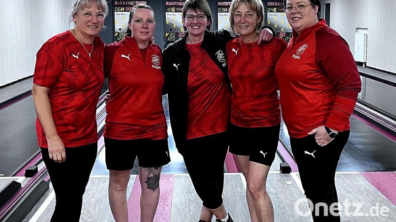 Die Keglerinnen der SpVgg Pirk sind Meister der Bezirksoberliga. Von links: Carola Nickl, Katharina Nickl, Angelika Helgert, Petra Dilling, Corinna Nickl. Bild: R. Kreuzer