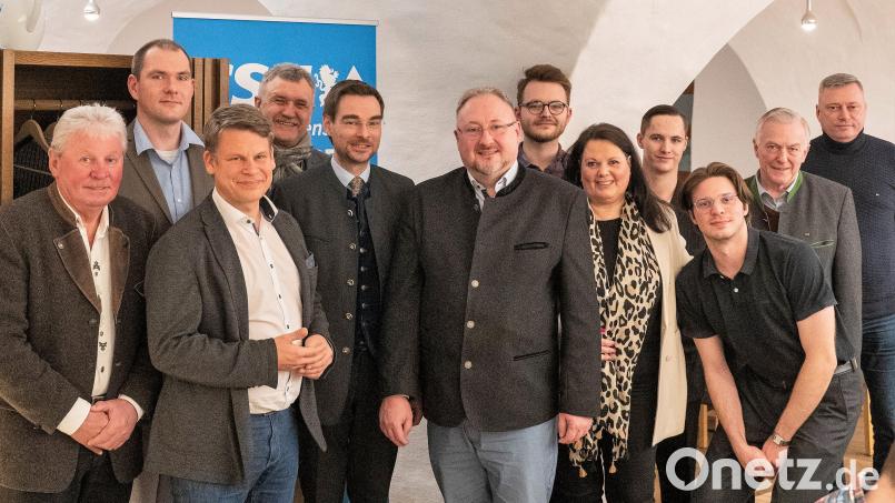 Der neue Vorsitzende Dietmar Auer (Mitte) führt die CSU Stadtmitte. Benjamin Zeitler (Dritter von links) und Eva Nitsche stehen ihm mit der Vorstandschaft zur Seite. Bild: Nachtigall/exb