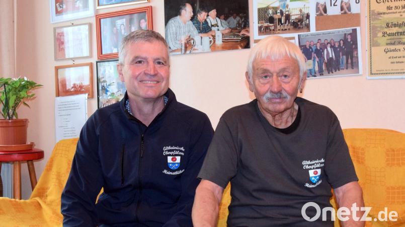 Hans-Jürgen Pirner, der Leiter des Bauerntheaters, und Jugendausbilder Günter Seibold (von links) suchen junge Leute mit Interesse für die Bühne. Bild: wku