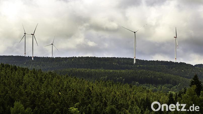Mindestens 30 Windräder – wie hier bei Pamsendorf – sind im Landkreis Schwandorf nötig, um bis 2040 die komplette Versorgung mit erneuerbaren Energien zu gewährleisten. Bild: Hösamer