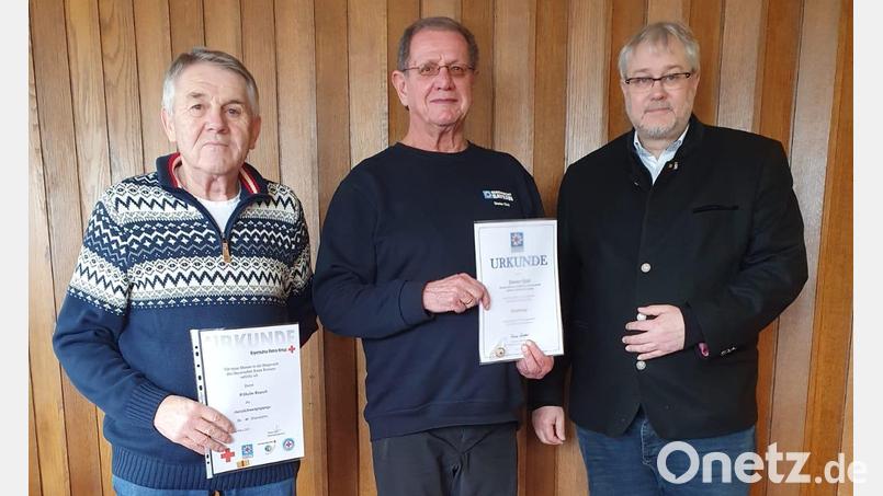 Wilhelm Rausch und Bereitschaftsleiter Dieter Güll wurden für 40 Jahre Mitgliedschaft ausgezeichnet. Kreisgeschäftsführer Otto Langenhan (von links) würdigte ihre Verdienste. Bild: Margit Güll/exb