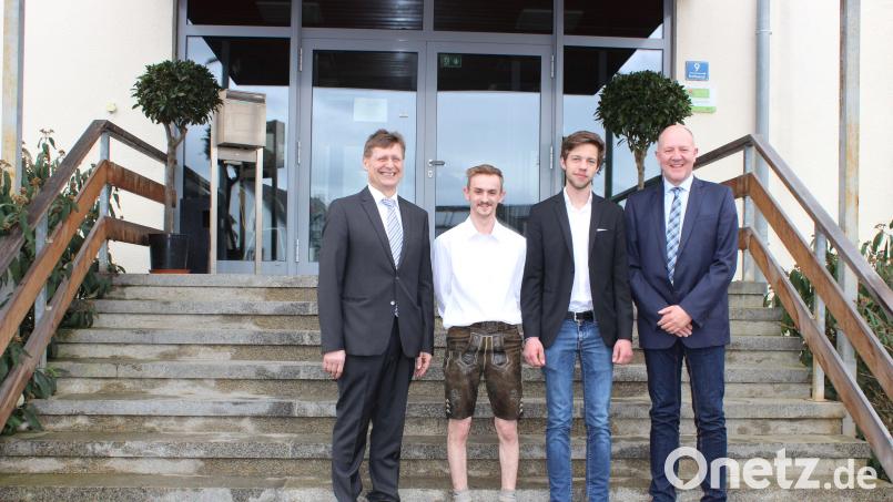 Die Absolventen aus dem Landkreis Amberg-Sulzbach, Johannes Bauer aus Freudenberg (2. von links) und Fritz Dobmeier aus Hirschau (2. von rechts), werden umrahmt von Schulleiter Reinhold Witt (links) und Bereichsleiter am AELF Amberg-Neumarkt Franz Baumer. Bild:  Gerhard Gradl/exb