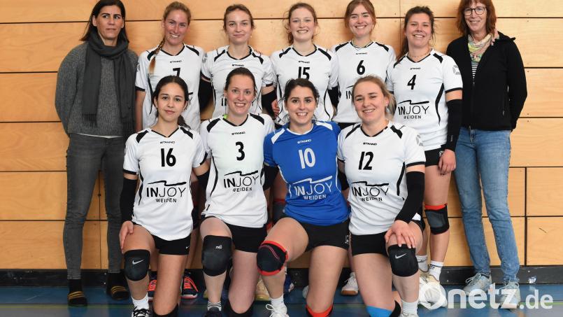 Die Volleyballerinnen des TB Weiden haben ungeschlagen die Bezirksliga-Meisterschaft gewonnen. Stehend von links: Coach Monia Slama (Coach), Tina Renner, Leni Drechsel, Eva Soderer, Hannah Soderer, Sophie Breinbauer, Ursula Soderer (Mannschaftsverantwortliche. Knieend von links: Mila Mitrovic, Magdalena Zenger, Sarah Slama, Christina Rathgeber. Bild: Büttner, Gerhard