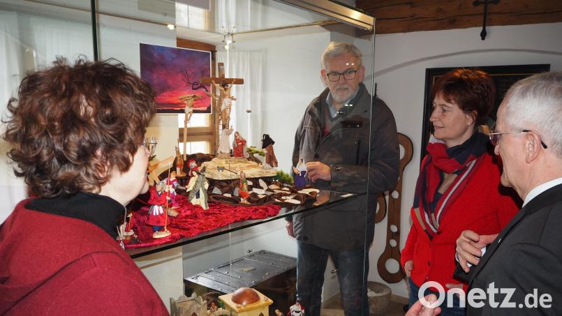 Stadtpfarrer Josef Häring, Zweite Bürgermeisterin Tanja Kippes und Kulturreferent Max Peter (von rechts) waren von der Osterausstellung begeistert. Ursula Wiechert, Neustädter Museumsleiterin (links) hat in unzähligen Stunden die einzelnen Darstellungen aufgebaut. Bild: krb