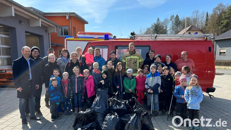 Bürgermeister Hans Ram (von links) und Kommandant Jakob Patzelt danken den Kinder und Jugendlichen für ihr Engagement. Bild:  Hans Ram/exb