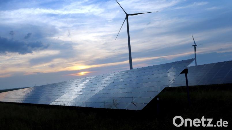 Solaranlagen und Windräder sind wichtige Hebel, um eine bilanzielle Eigenversorgung des Landkreises Schwandorf mit erneuerbaren Energien bis 2040 zu schaffen. Symbolbild: Karl-Josef Hildenbrand/dpa