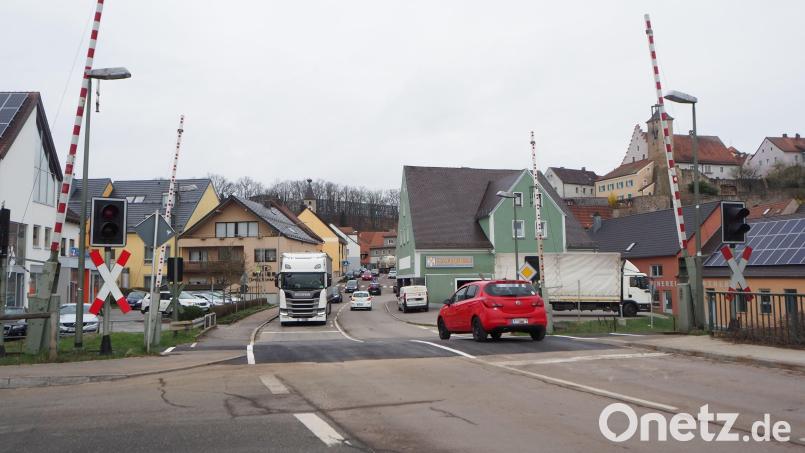 Noch etwas vorsichtig wagen sich am Mittwochvormittag die ersten motorisierten Fahrzeuge über die frisch asphaltierten Stellen am Nabburger Bahnübergang, der wegen einer Baustelle kurzfristig gesperrt war. Bild: bl