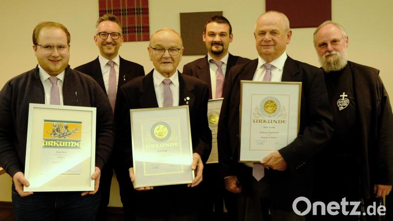 Vorsitzender Markus Kasparides (2.v.links) konnte Jonas Beck als Sänger neu aufnehmen und Karlheinz Weigl, Thomas Raab, sowie Hans Tranitz (v.links) für jahrzehntelange Mitgliedschaft ehren. Für die Klostergemeinschaft gratulierte Pater Alban Siegling (rechts) Bild: Bäumler/exb